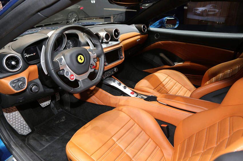 2015 Ferrari California T Interior View موقع ويلز