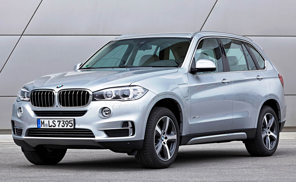 BMW X5 xDrive 40e Exterior colour: Glacier Silver, Upolstry: Ivory White Nappa Leather, Pure Excellence Exterior Design, max. system output: 230kW/313 hp; average consumption: 3,4-3,3 Liter/100 km 15,4-15,3kWh/100km - CO2-emissions: 78 – 77 g/km