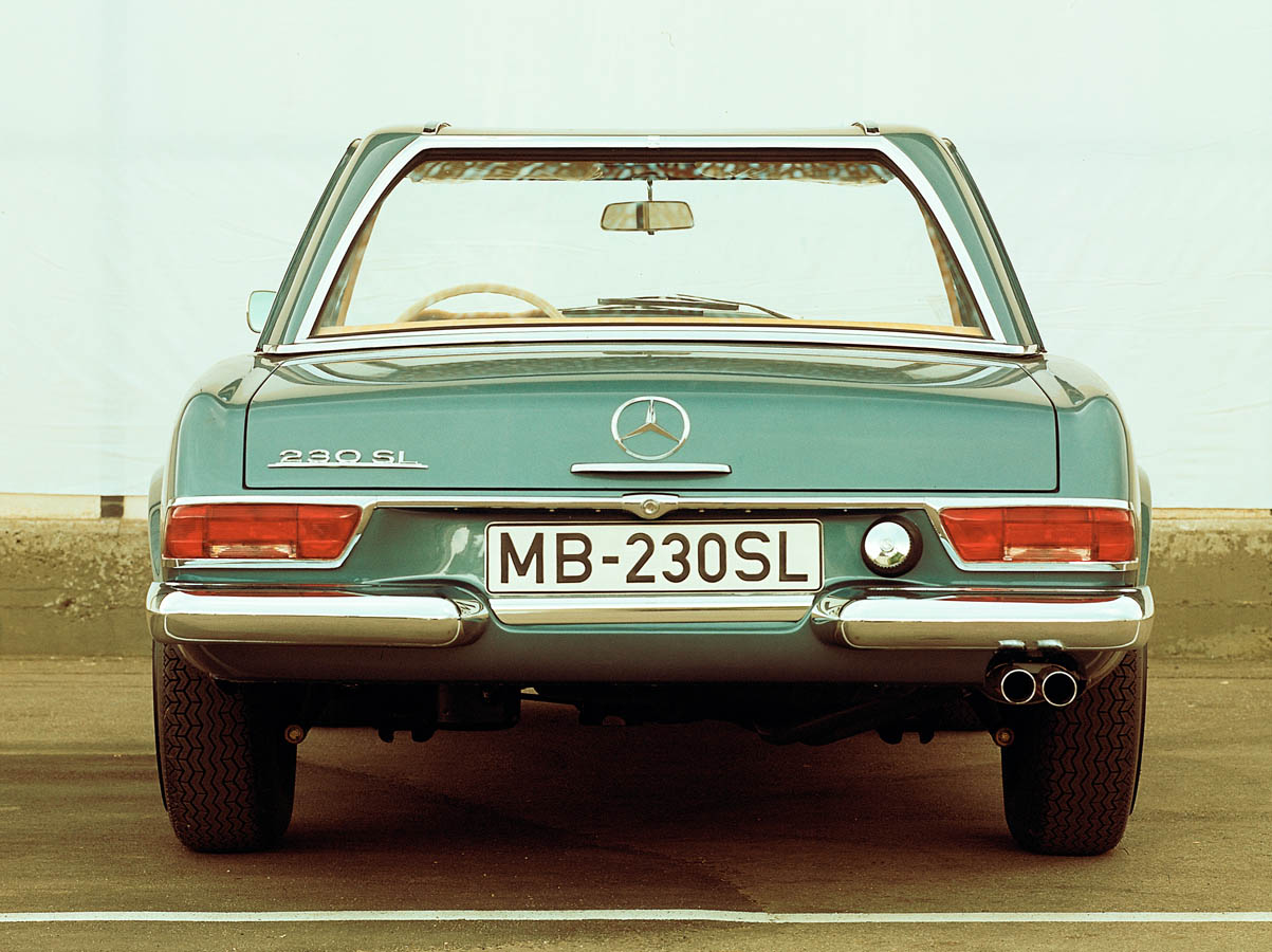 Caption orig.: Mercedes-Benz Typ 230 SL der Baureihe 113.