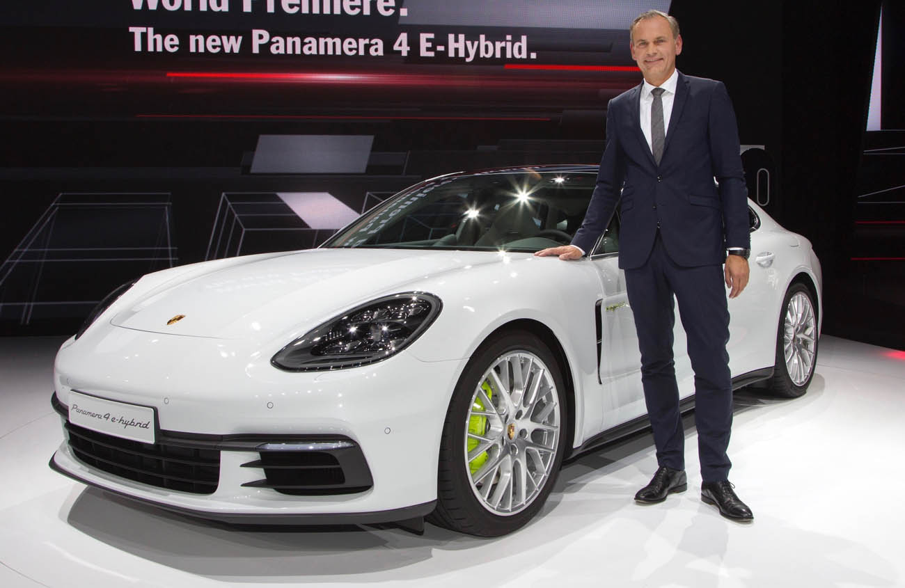 Autosalon Paris 2016: Oliver Blume, Vorstandsvorsitzender der Porsche AG, präsentiert den neuen Panamera 4 E-Hybrid