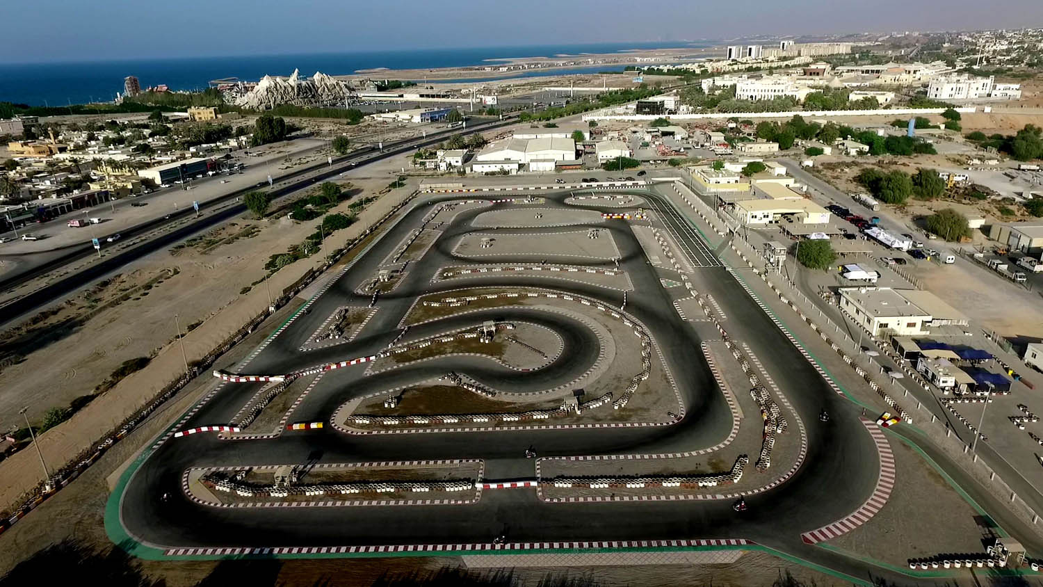 Аль хайма аэропорт. Абу Даби картинг. Трасса Dubai Autodrome circuit. Трасса Дубай Абу Даби. Дубай каартин.