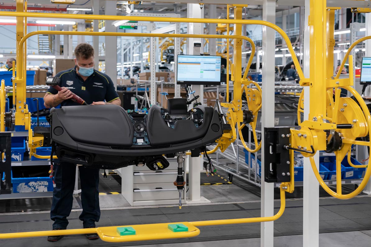 أستون مارتن تحتفل بانطلاق أول سيارات الكروس أوفر الفاخرة دي بي إكس من خط الإنتاج