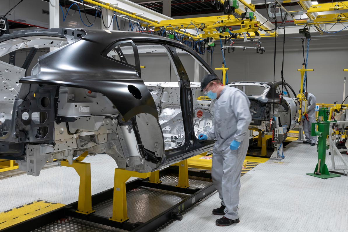 أستون مارتن تحتفل بانطلاق أول سيارات الكروس أوفر الفاخرة دي بي إكس من خط الإنتاج