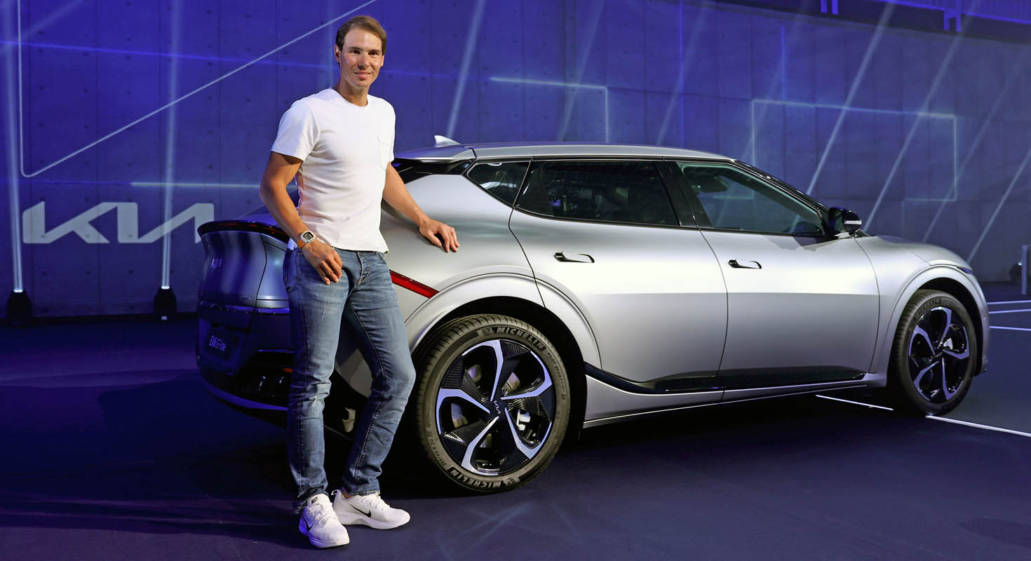نجم التنس العالمي رافاييل نادال يروج لاستخدام السيارات الكهربائية مع سيارة كيا إي في 6 الجديدة